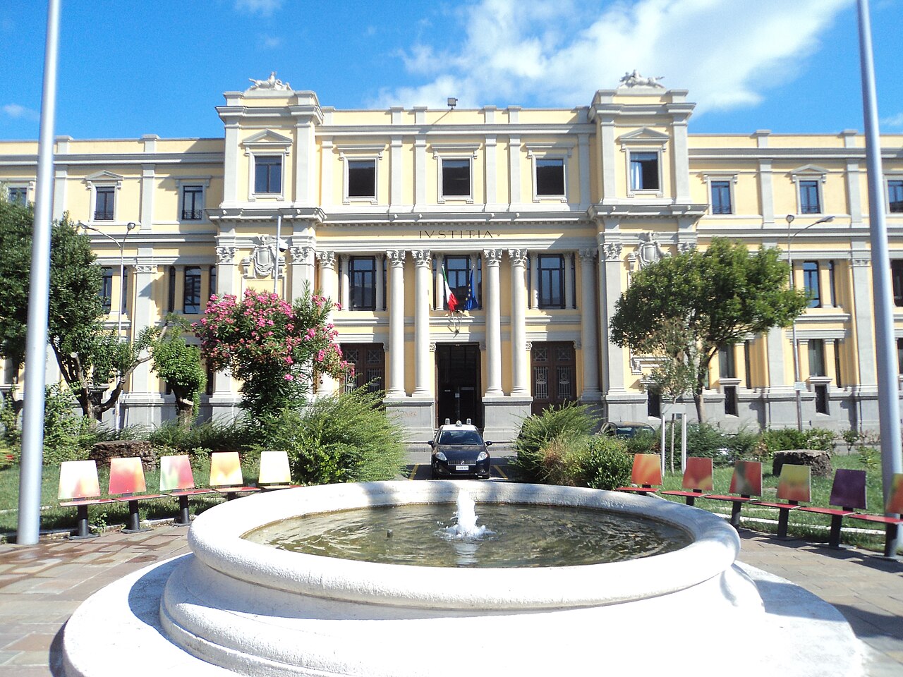 Palazzo_di_Giustizia__Salvatore_Blasco__-_Catanzaro.JPG
